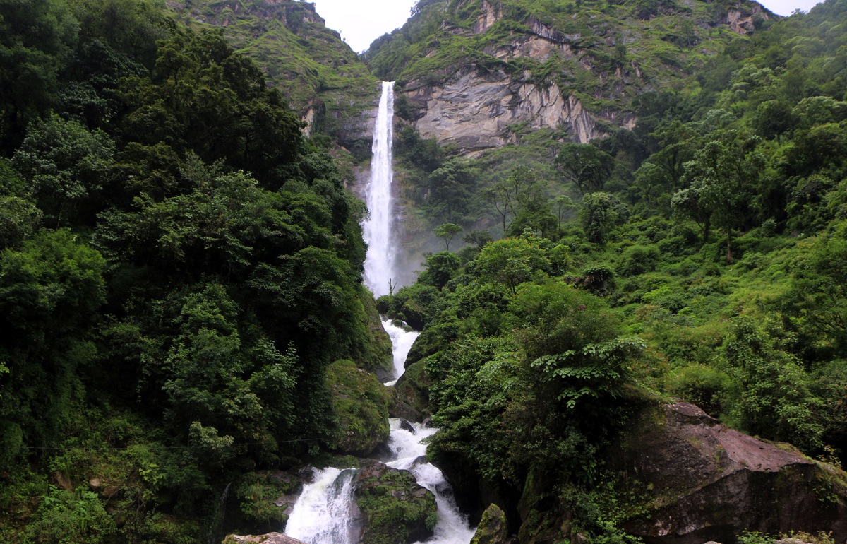 मिक्वाखोलामा फुङ्फुङे झरना